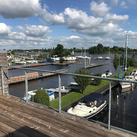 Сasa de vacaciones The Boathouse With Boat