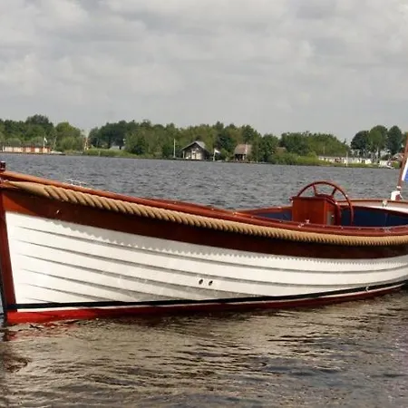 Сasa de vacaciones The Boathouse With Boat