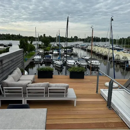 Hébergement de vacances The Boathouse With Boat