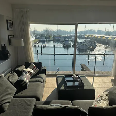 The Boathouse With Boat Hébergement de vacances Aalsmeer